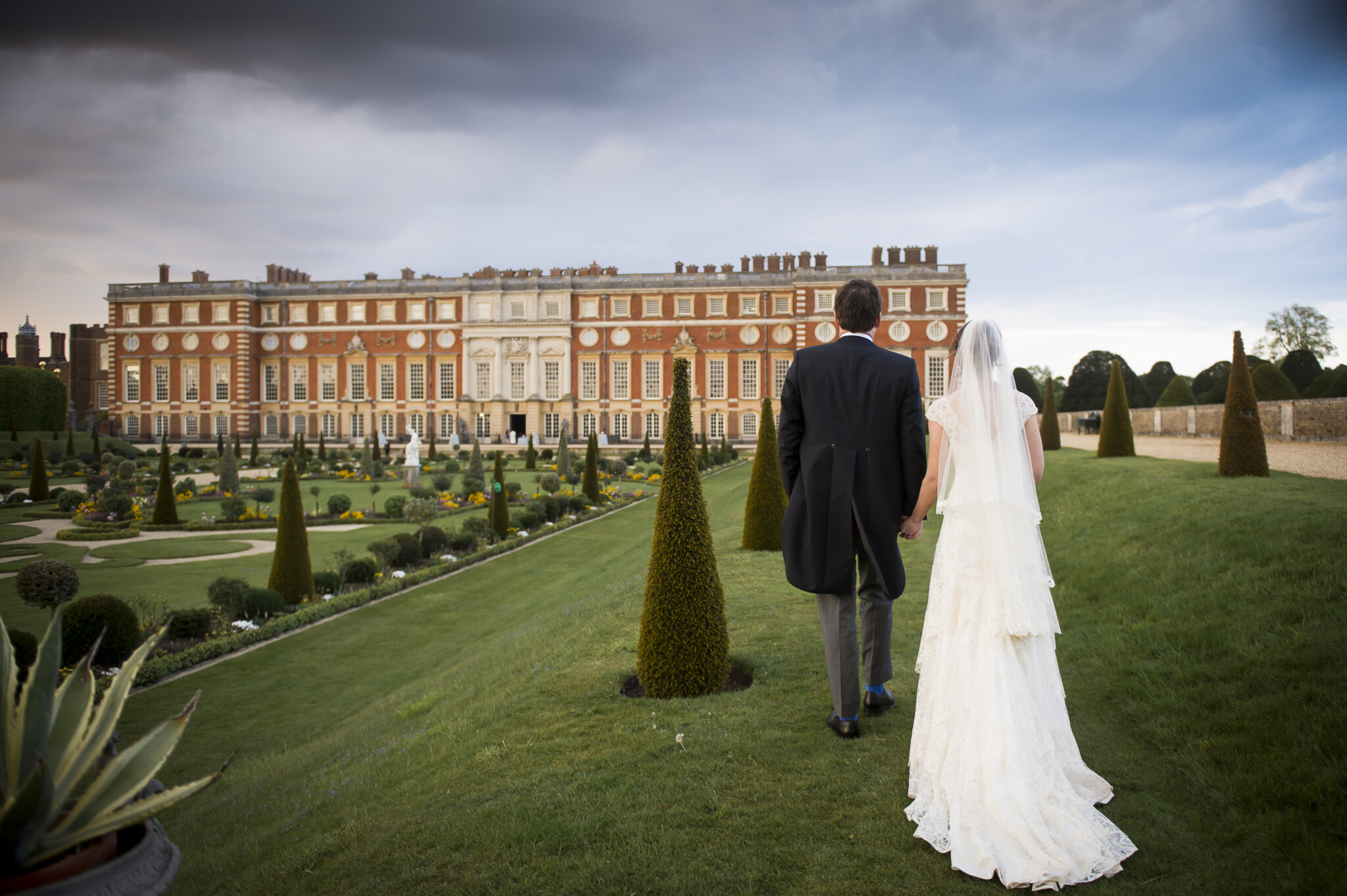 Phillipa_Lepley_bride_Holly_Fitzgerlad_tiered_scroll_couture_scroll_masterpiece_veil