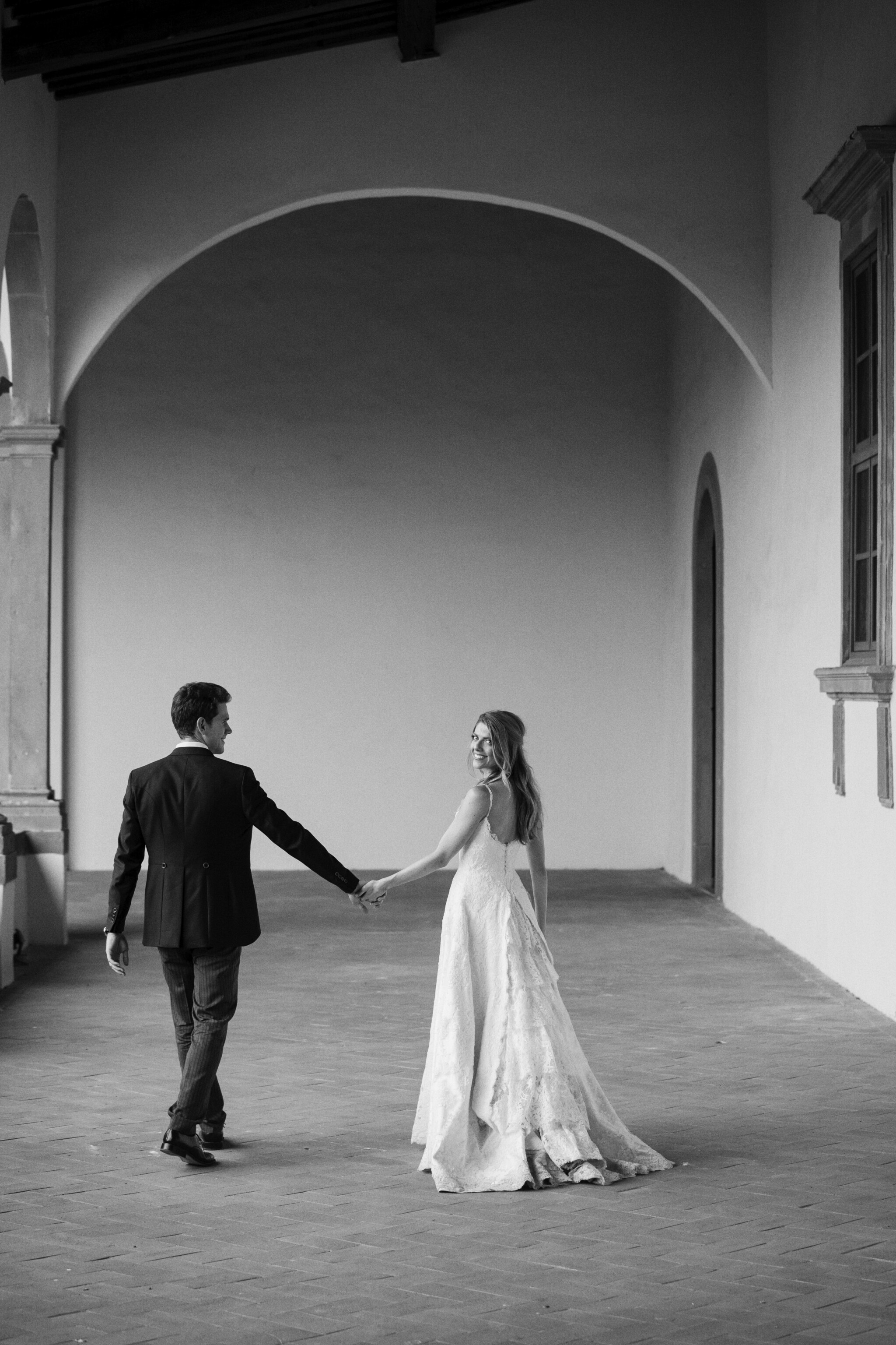 Phillipa_Lepley_Bride_Lisa_Symmetrical_Scroll_Tied_Back_Long_Plain_Single_Tier_Veil