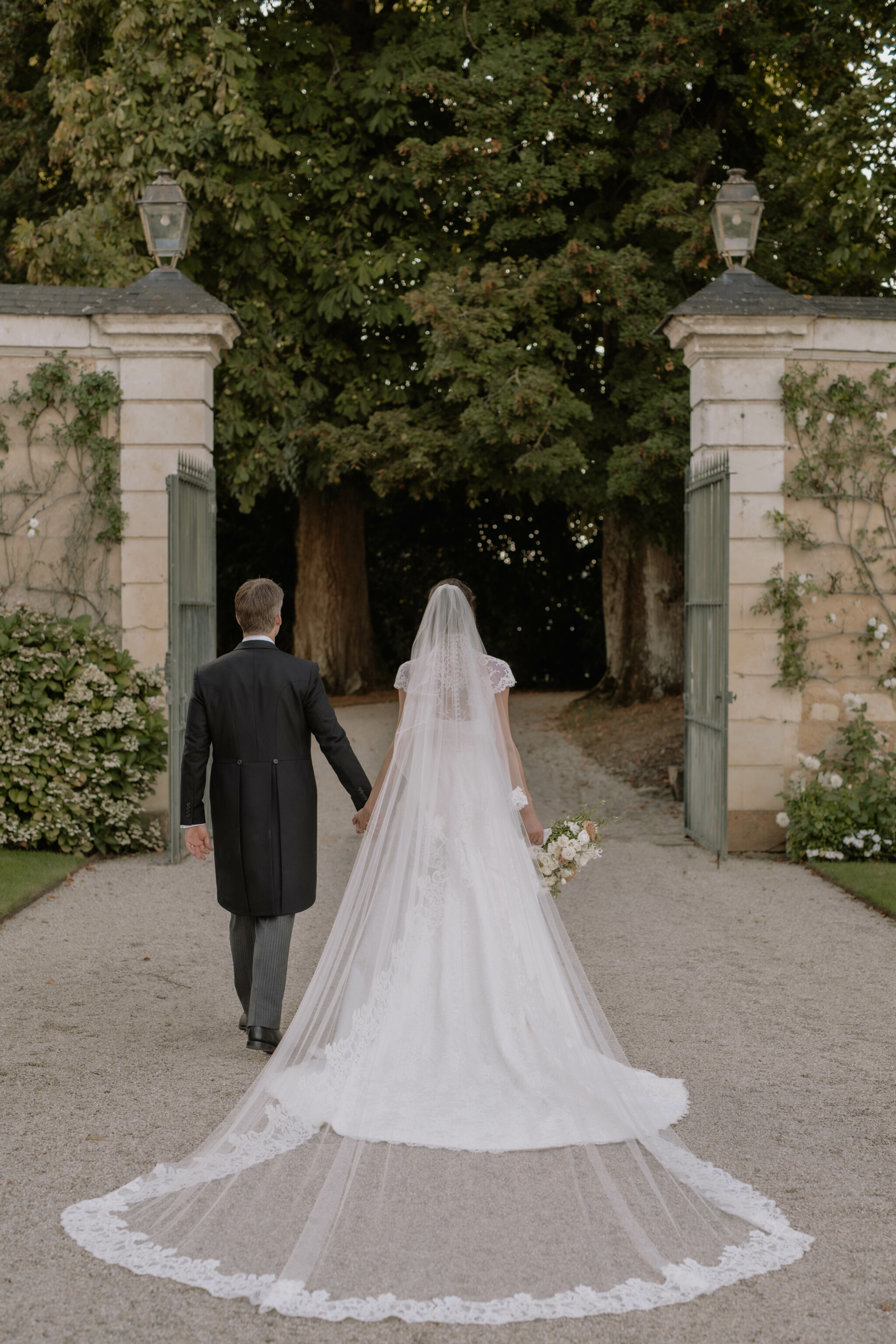Phillipa_Lepley_Bride_Irina_Bespoke_Lace_Border_Veil