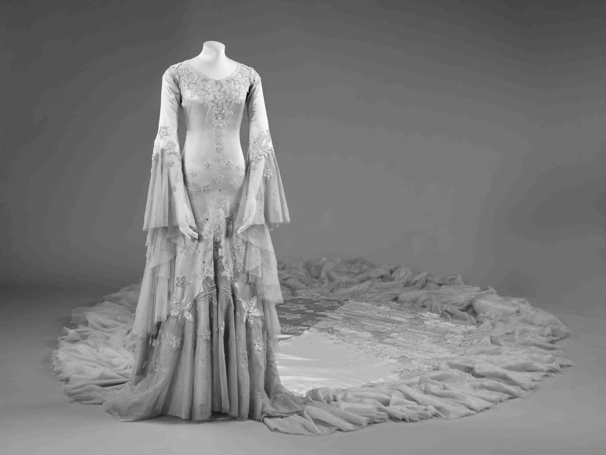 Phillipa_Lepley_Bespoke_Celestial_Puff_Sleeve_Wedding_Dress_Lady_Violet_Manners_Viscountess_Garnock_Wedding_At_ Belvoir_Castle